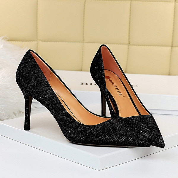 Közepes sarkú, fényes hatású női cipő