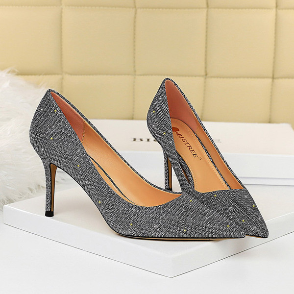 Közepes sarkú, fényes hatású női cipő