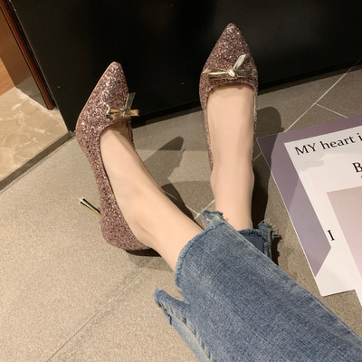 Fényes női cipő szalaggal és magassarkúval