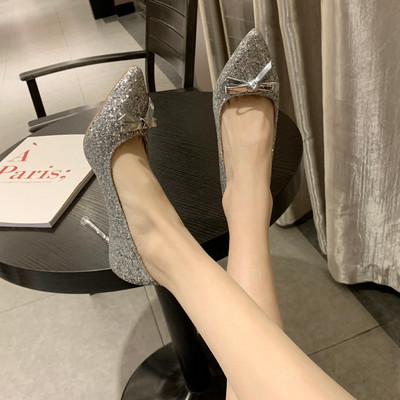 Fényes női cipő szalaggal és magassarkúval