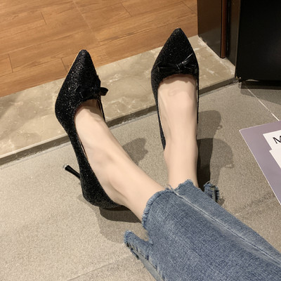 Fényes női cipő szalaggal és magassarkúval