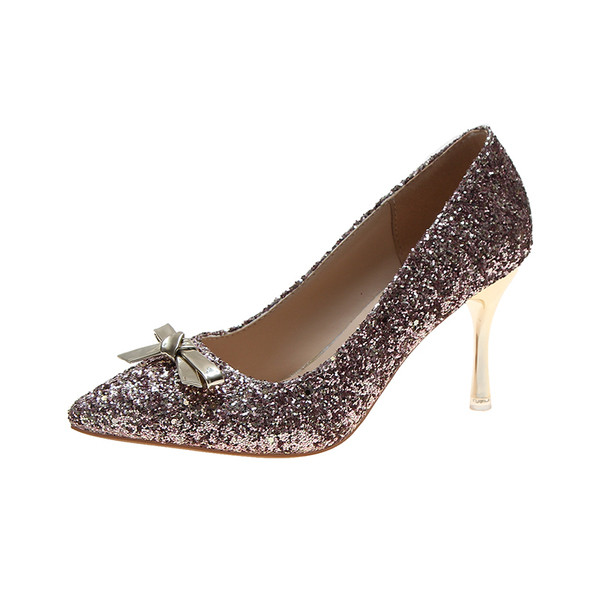 Fényes női cipő szalaggal és magassarkúval