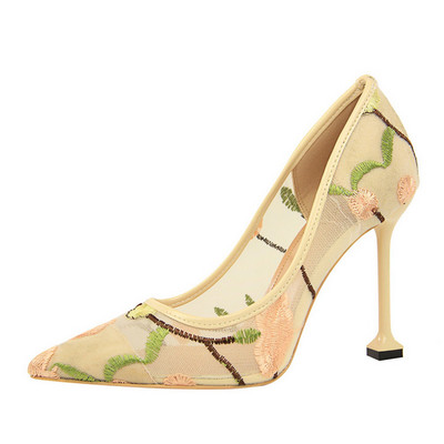 Modern női cipők hímzéssel