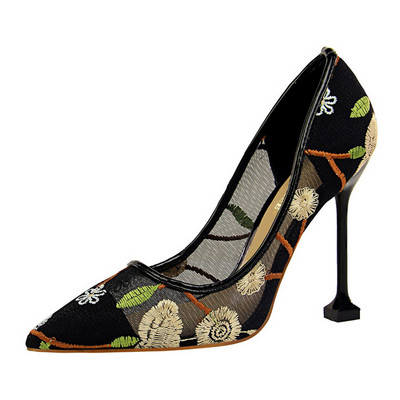 Modern női cipők hímzéssel