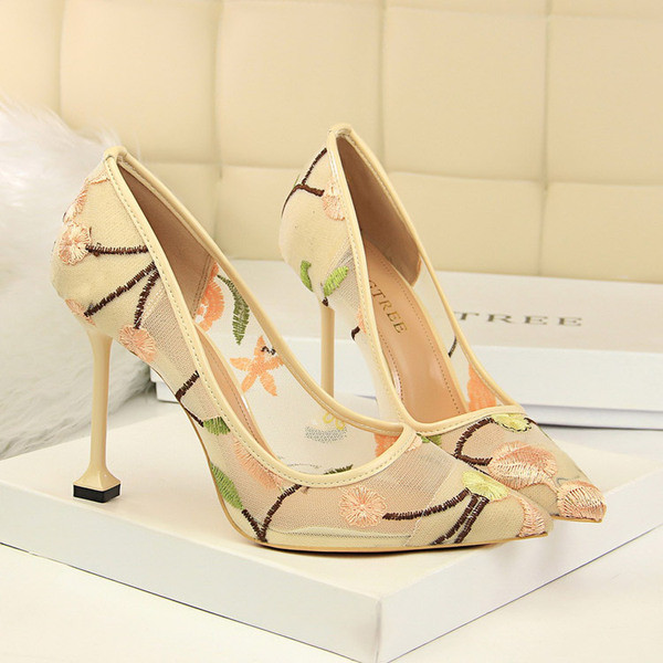 Modern női cipők hímzéssel