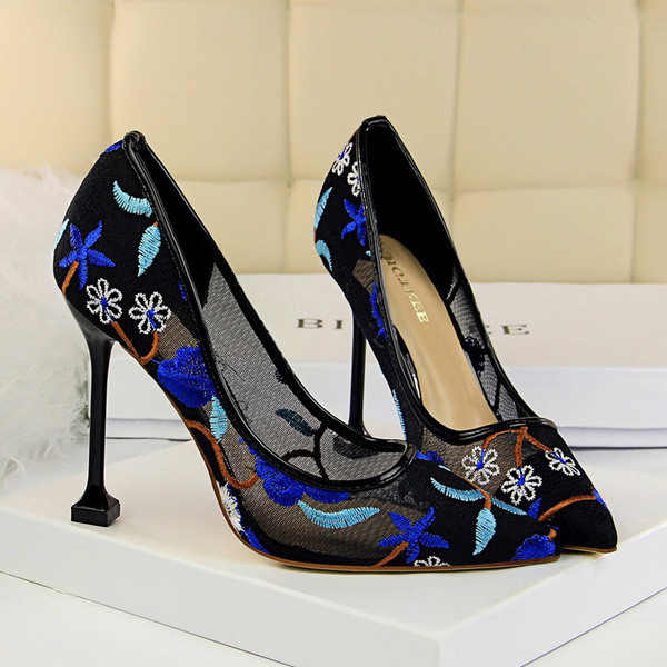 Modern női cipők hímzéssel