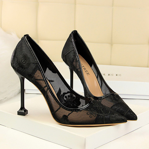 Modern női cipők hímzéssel