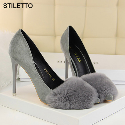 Modern női cipő magassarkúval és pehellyel