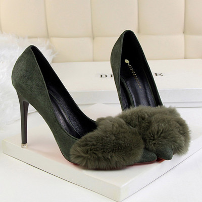 Modern női cipő magassarkúval és pehellyel