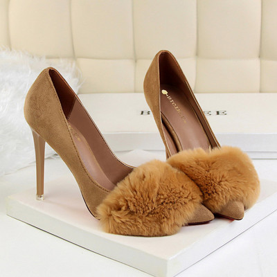 Modern női cipő magassarkúval és pehellyel