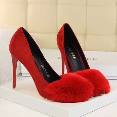 Modern női cipő magassarkúval és pehellyel