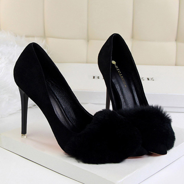 Modern női cipő magassarkúval és pehellyel