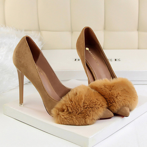 Modern női cipő magassarkúval és pehellyel