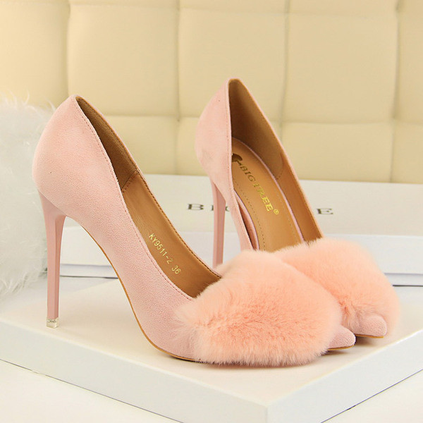 Modern női cipő magassarkúval és pehellyel