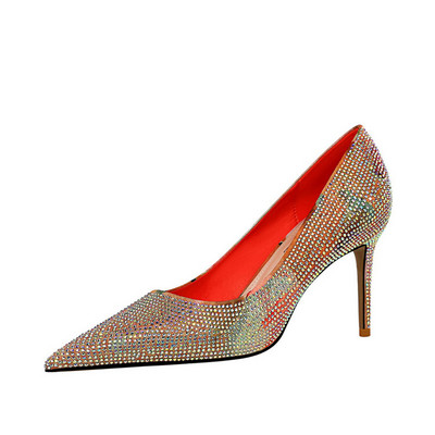 Női cipők irizáló színekben és kövekkel