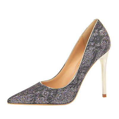 Elegáns cipő magas sarkúval és fényes hatással