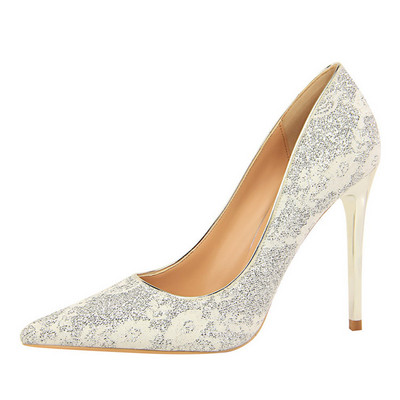 Elegáns cipő magas sarkúval és fényes hatással