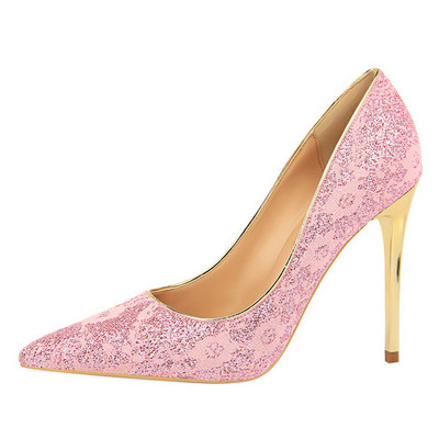 Elegáns cipő magas sarkúval és fényes hatással