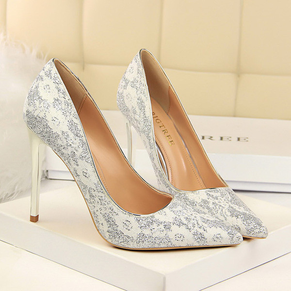 Elegáns cipő magas sarkúval és fényes hatással