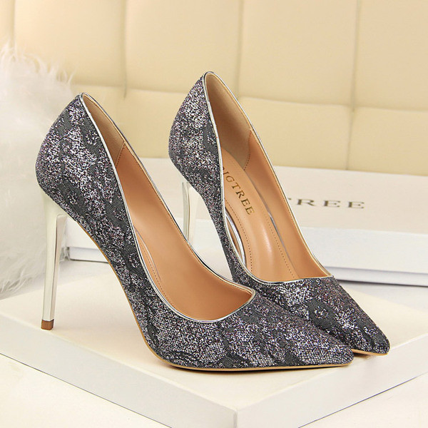Elegáns cipő magas sarkúval és fényes hatással