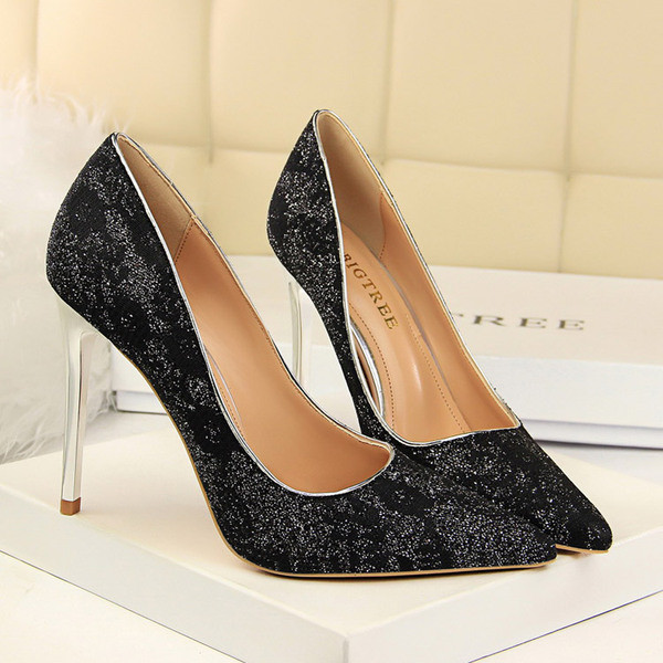 Elegáns cipő magas sarkúval és fényes hatással