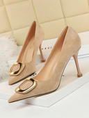 Elegáns női cipő hegyes modell fém díszítéssel és magassarkúval