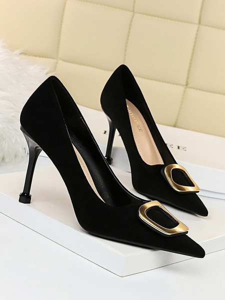Elegáns női cipő hegyes modell fém díszítéssel és magassarkúval