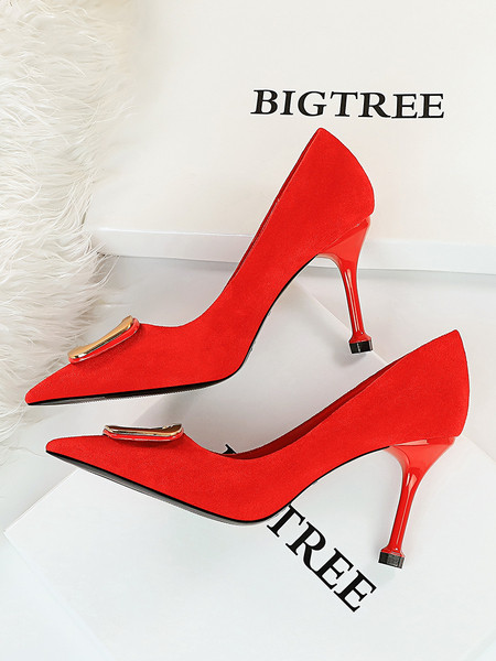 Elegáns női cipő hegyes modell fém díszítéssel és magassarkúval