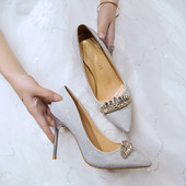 Fényes női cipő kövekkel és vékony sarkú