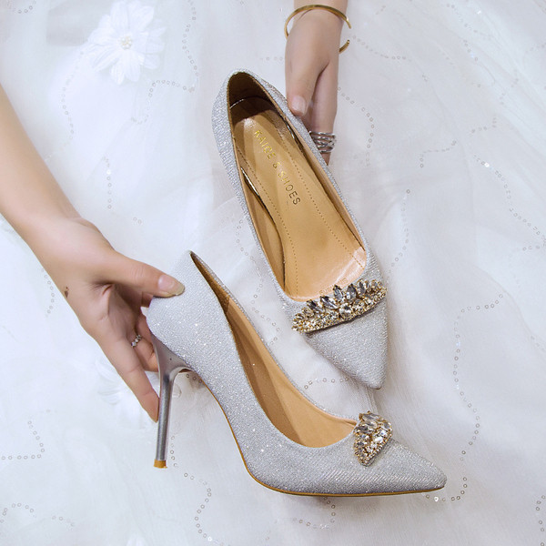 Fényes női cipő kövekkel és vékony sarkú