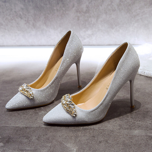 Fényes női cipő kövekkel és vékony sarkú