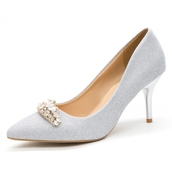 Fényes női cipő kövekkel és vékony sarkú