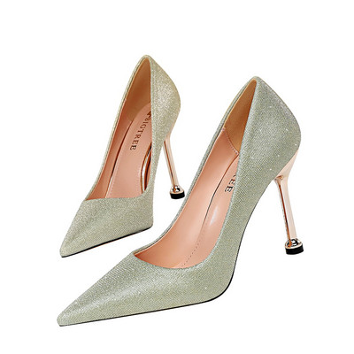 Aktuális csillogó hatású, magassarkú női cipő