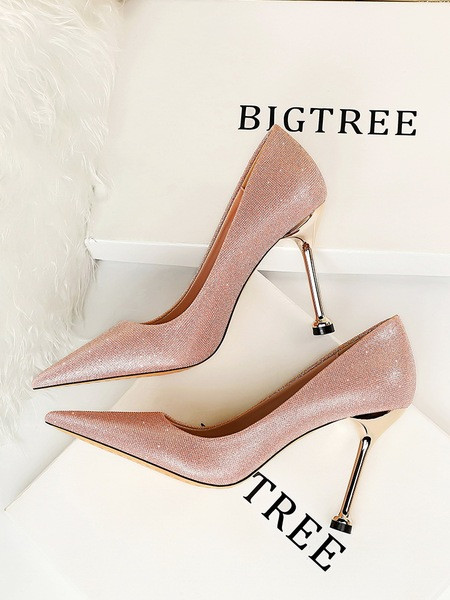 Aktuális csillogó hatású, magassarkú női cipő