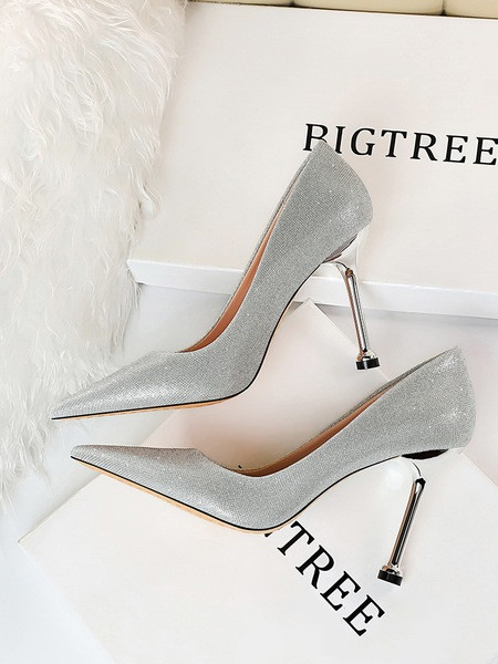 Aktuális csillogó hatású, magassarkú női cipő