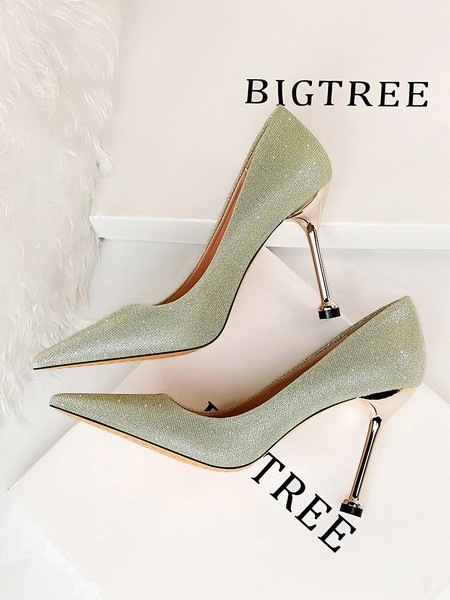 Aktuális csillogó hatású, magassarkú női cipő