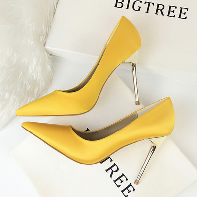 Sieviešu satīna apavu vienkrāsains modelis ar augstiem papēžiem