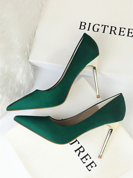 Sieviešu satīna apavu vienkrāsains modelis ar augstiem papēžiem