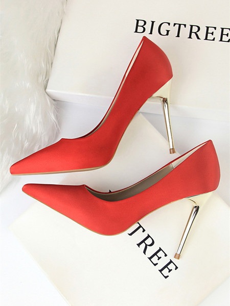 Sieviešu satīna apavu vienkrāsains modelis ar augstiem papēžiem