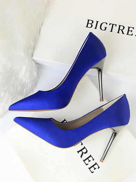 Sieviešu satīna apavu vienkrāsains modelis ar augstiem papēžiem