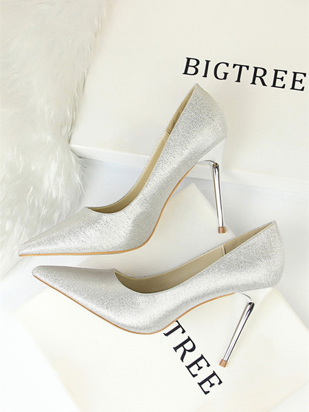 Sieviešu satīna apavu vienkrāsains modelis ar augstiem papēžiem