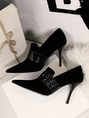 Modern női cipő hegyes modell csattal és magassarkúval