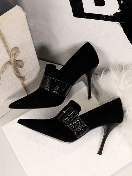 Modern női cipő hegyes modell csattal és magassarkúval