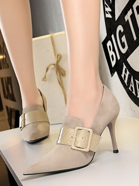 Modern női cipő hegyes modell csattal és magassarkúval