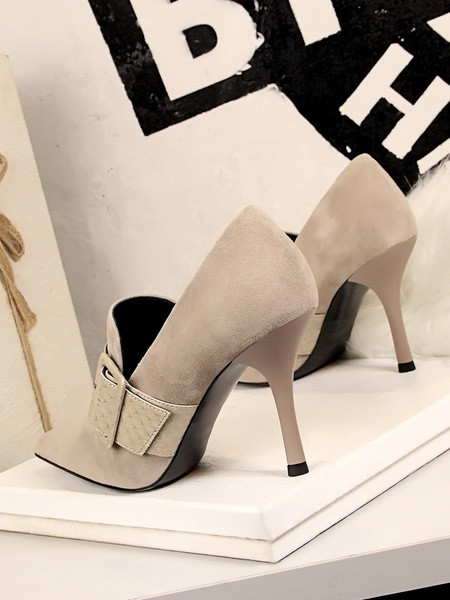 Modern női cipő hegyes modell csattal és magassarkúval