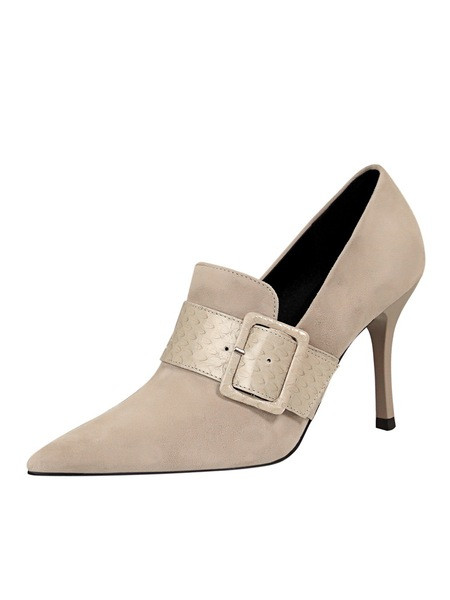 Modern női cipő hegyes modell csattal és magassarkúval