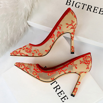 Elegáns női cipő hímzéssel