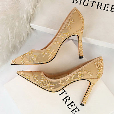 Elegáns női cipő hímzéssel