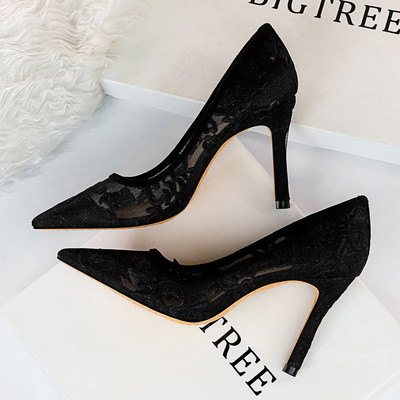 Elegáns női cipő hímzéssel