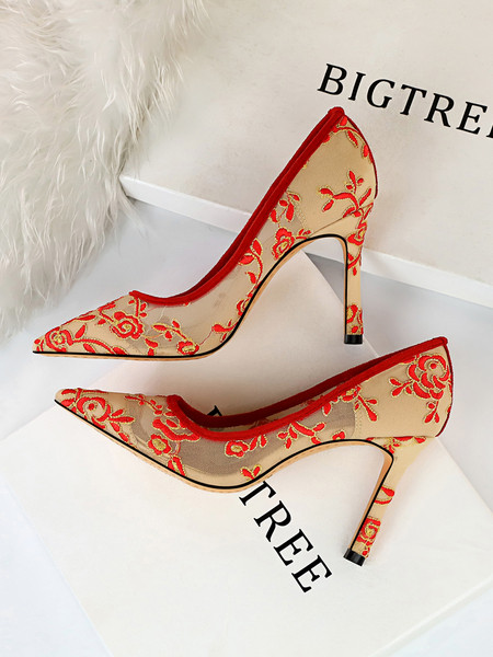 Elegáns női cipő hímzéssel